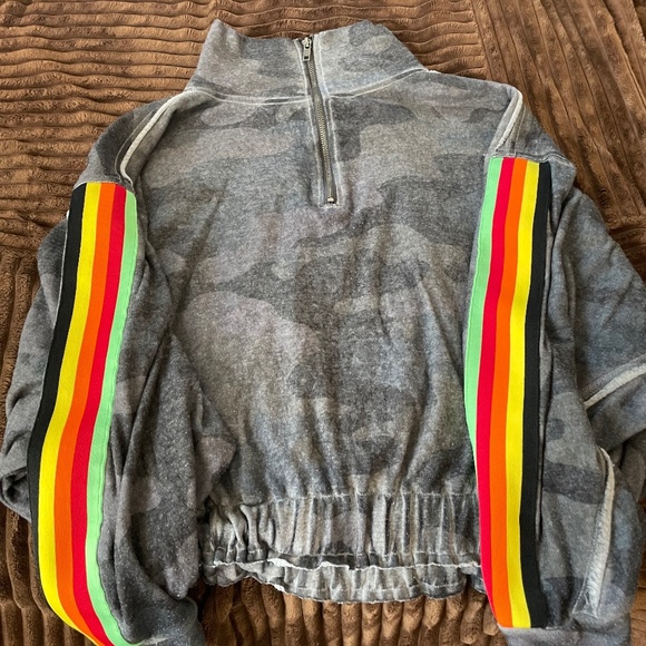 VINTAGE HAVANA Crop Camo Rainbow Stripe Sweatshirt Size M - Picture 1 of 8